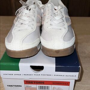 NIB - Tretorn Women's Sneakers - White and Pink
Discounted Shipping!!